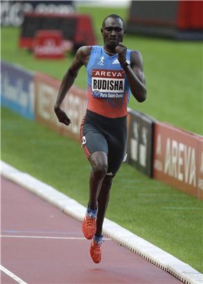 DAVID RUDISHA Bu delikanlı, 800 metrede dünya rekorunu parçalamayı seviyor. Son nokta 1:41.01! Londra Olimpiyat Oyunları’nın mimarı Lord Sebastian Coe, bir zamanlar dünyayı peşinden koşturduğu mesafenin yıldızını alkışlamaya hazırlanıyor. Genç Kenyalı’nın önü açık. Londra’da onu zorlaması beklenenler de aynı kıtadan. Sudan’ın acılarla yoğrulan Darfur bölgesinden Abubekir Kaki ve Etiyopyalı Mohammed Aman, Rudisha’yı rahat bırakmayacaktır. Açıkçası dünya rekoru olur mu bilinmez ama nefeslerin kesileceği bir final bizi bekliyor