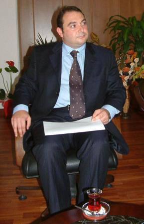 Demir Sabancı 1989 yılında Tarsus Amerikan Kolejinden mezun olduktan sonra, Boston Üniveritesi'nde Ekonomi ve İşletme eğitimi aldı.