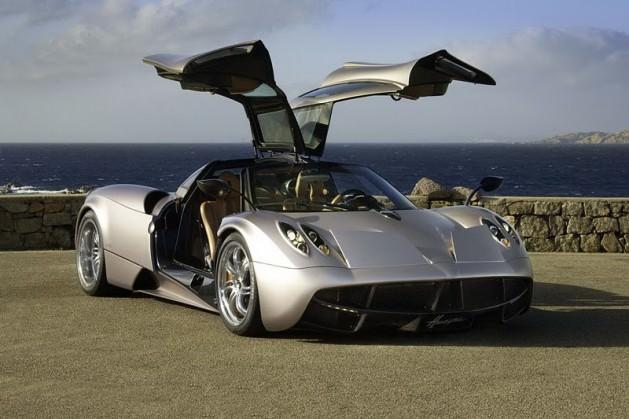 Pagani Huayra: Menşei İtalya olan otomobil, Mercedes-Benz yapımı V12 motoruyla 700hp güç üretiyor. 100 kilometre hıza 3,5 saniyede çıkabilen otomobilin fiyatı ise 1,3 milyon dolar.