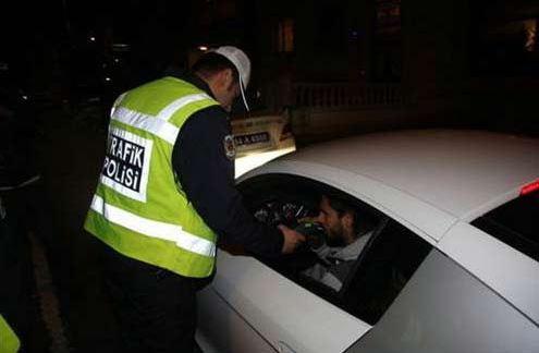 Muhabirlerin fotoğraflarını &ccedil;ekmesi &uuml;zerine trafik polisine, "Abi ne olur beni g&ouml;nderin" diyen milli futbocu, "Siz de vatandaşsınız, işimizi yapıyoruz" cevabıyla neye uğradığını şaşırdı. Polis memurunun alkolmetresine &uuml;fleyen Potuk 0 promil &ccedil;ıktı. (Habert&uuml;rk)