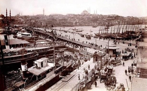 <p>1915.. Bandırma Vapuru (alt soldaki ilk vapur) Karaköy rıhtımında ıvır zıvır işlerle vakit geçirip 4 sene sonrasını bekliyor..</p>
