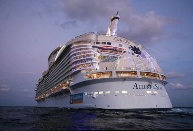 <p>Dört futbol sahası büyüklüğünde, Eyfel Kulesi’nden 13 kat daha ağır ve Titanic’den 109 metre daha büyük olan dünyanın en büyük yolcu gemisi Allure Of The Seas, adeta başlı başına bir şehir.</p>