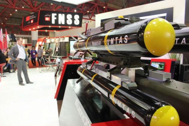 T&uuml;rkiye'den Aselsan, Roketsan, Havelsan stantları ziyaret&ccedil;iler tarafından b&uuml;y&uuml;k ilgi g&ouml;rd&uuml;. D&uuml;nyanın &ouml;nde gelen savunma sanayi firmalarının &uuml;r&uuml;nlerinin sergilendiği fuarda son teknoloji savunma sistemleri sergilendi.