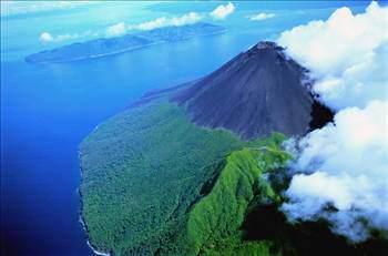 Vanuatu Eski adı Yeni Hebridler olan Vanuatu Cumhuriyeti, Güney Batı Büyük Okyanusta 83 adadan oluşan adalar topluluğudur. 1606’da Portekizli bir denizci tarafından keşfedilmiş, ilk olarak ülkeye yerleşenler Fransız ve Avustralyalı misyonerler olmuştur.