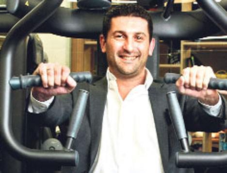 Giles DEAN / Jatomi Türkiye CEO’su “Fitness’ın büyüme potansiyel çok yüksek” Türkiye’de 1 yıl içinde yaklaşık 24 milyon euro’luk yatırımla 12 kulübe ulaştık. Bu, Jatomi’nin uluslararası operasyonları içerisindeki en büyük yatırımı oldu. 5 yılda 200 kulübe ulaşmayı hedefliyoruz. Türkiye çok genç bir nüfusa sahip. Büyüme potansiyeli çok fazla. Bu potansiyel beni çok etkiliyor ve kulüplerimize yoğun ilgi de doğru yolda olduğumuzu gösteriyor. 2013’le birlikte İstanbul’un dışına çıkmaya başlayacağız. Büyüme sürecinde devamlılığı sağlamak için sürdürülebilirlik modelini uyguluyoruz. Bu anlamda Türkiye’ de çok ciddi potansiyele sahip şehirler var. Şu anda bunları inceliyor ve yatırım planlarımızı oluşturuyoruz.