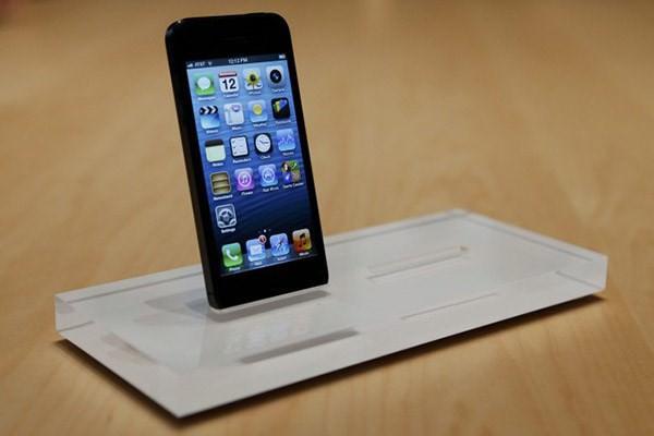 <p><strong>iPhone 5S</strong><br />Apple'ın piyasaya çıkaracağı yeni iPhone modeline iPhone 5S adının verilmesi ve telefonun iPhone 5 ile tıpatıp aynı görünüşe sahip olması bekleniyor.</p>