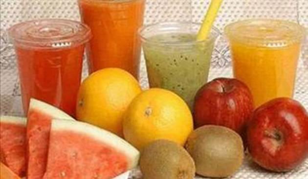 <p><strong>12. Meyve suyu barları</strong></p>
<p>Son dönemin en popüler yatırımları sağlıklı yaşam üzerine. Bunlardan biri de meyve suyu barları. Bu pazarın büyüme potansiyelini anlamak için rakamlara bakmak yeterli. ABD'de genel içecek pazarı yüzde 8 büyürken meyve suyu barı pazarı yüzde 30 büyüyor. Bu potansiyel pek çok yatırımcıyı bu alana çekiyor.</p>