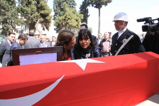Adliye lojmanında &ouml;l&uuml; bulunan savcı Murat G&ouml;k&rsquo;&uuml;n cenazesi Samsun&rsquo;da toprağa verildi.