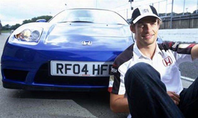 Jenson Button ve Honda NSX... NSX 1990 ile 2005 yılları arasında üretilmişti. Yakın zamanda NSX'in yeni versiyonunu yollarda göreceğiz...