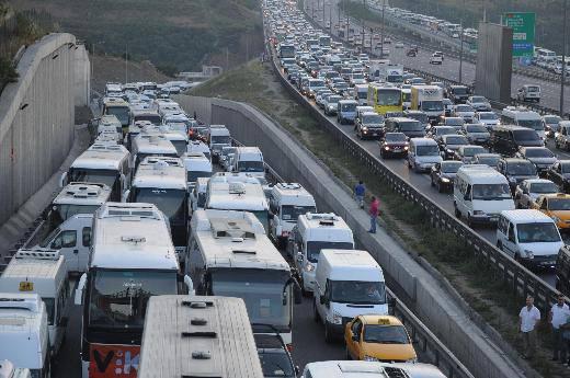 Diğer araçları riske atacak şekilde tehlikeli şerit değiştirmek 166 lira.