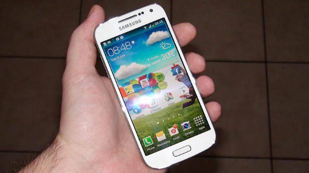 <p><strong>Samsung Galaxy S5 Mini (söylenti)</strong><br />Özellikler: 4.5 inç ekran, HD çözünürlük, Snapdragon işlemci, 8 megapiksel kamera, arttırılabilir bellek, IP67 koruma, kızıl ötesi, WiFi, HSPA+, GPS, LTE, micro USB, Bluetooth, dört bant GSM.</p>
<p>İşletim sistemi: Android 4.4 ve Samsung TouchWiz</p>
<p>Fiyat: Muhtemelen 350 Euro civarı (yurt dışı)</p>