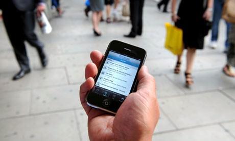 <p>Telefonu mümkün mertebe vücuda temas ettirmemeli, kalp rahatsızlıklarına sebebiyet verebileceğinden kalp hizasında taşınmamalıdır. Çocuklardan uzak tutmalı, yaramazlık yapmasın, kendi kendine oynasın diye ellerine oyuncak niyetiyle verilmemelidir. Aksi takdirde bütün dikkatini küçük bir ekrana veren çocuklarda, görüş alanında daralma olması ihtimali vardır.</p>
