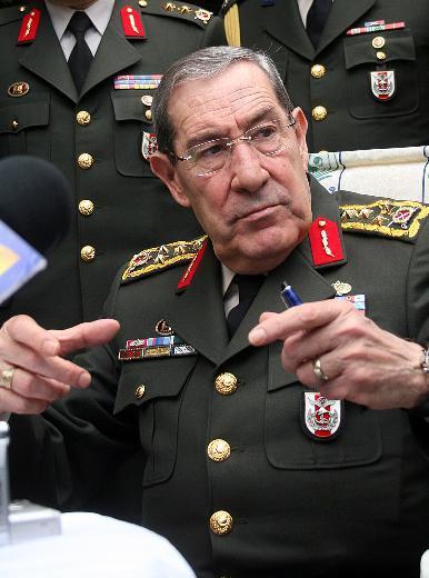 (Normalde devlet görüşmelerinin kayıt altında olup olmadığına ilişkin soruya) Her şey kayıt altına alınır diye bir şey yok, mümkün değil. Ama görüşmeyi yapanlardan, mesela makamda olan X şahsı 'Şunu şunu şöyle yap da bana bilgi ver' derse onu not alırsınız ki yapıp tekmil verirsiniz. Ama her şey mümkün değil. 'Efendim, tahkikat açıldı mı hakkınızda?' diyorsunuz. Ben size şu bilgiyi vereyim. Şimdi, 27 Nisan bildirisinin muhtıra olmadığı, sadece idari işlem olduğu yargı kararlarına yansımış durumda ve Ankara 5. İdare Mahkemesi 2007 yılında bunun idari bir işlem olduğunu belirtmiş olup bu karar da kesinleşmiş durumda.