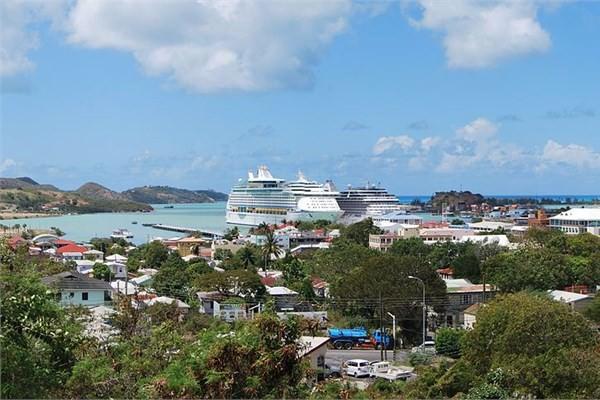 <p><strong>Antigua ve Barbuda<br /></strong><br />Milli Kalkınma Fonu'na 250 bin dolar yatırana, 400 bin dolarlık gayrimenkul edinene veya 1,5 milyon dolarlık ticari yatırım yapana vatandaşlık hakkı veriliyor.</p>