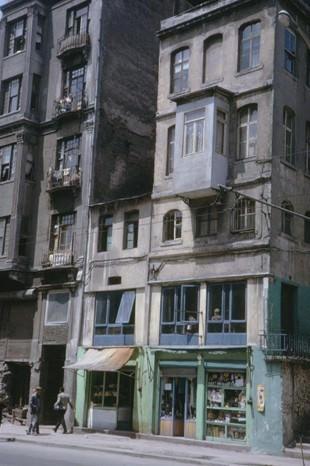 <p>Indiana Üniversitesi, Charles W. Cushman fotoğraf koleksiyonundan eski İstanbul fotoğrafları çıktı. Günümüze kıyasla daha tenha görülen İstanbul'un bu fotoğrafları 1965 yılında çekilmiş.</p>