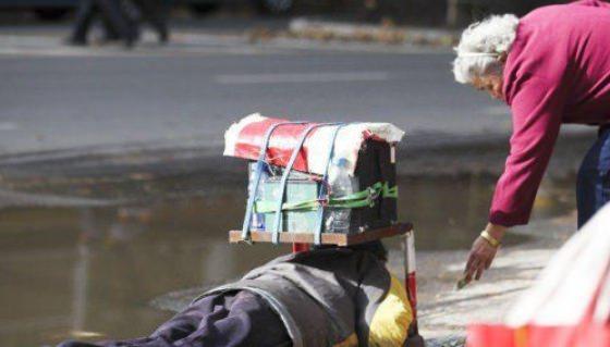 <p><span class="text_detay">İşte yerde yatarak para dilenen &Ccedil;inli dilencinin vicdan oyunu...</span></p>