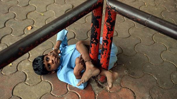 <p>Engelli k&uuml;&ccedil;&uuml;k &ccedil;ocuk t&uuml;m g&uuml;n otob&uuml;s durağında ayağından zincirlenmiş halde bekliyor. Şoke eden g&ouml;r&uuml;nt&uuml;n&uuml;n sebebi ise 9 yaşındaki &ccedil;ocuğun b&uuml;y&uuml;kannesi.</p>