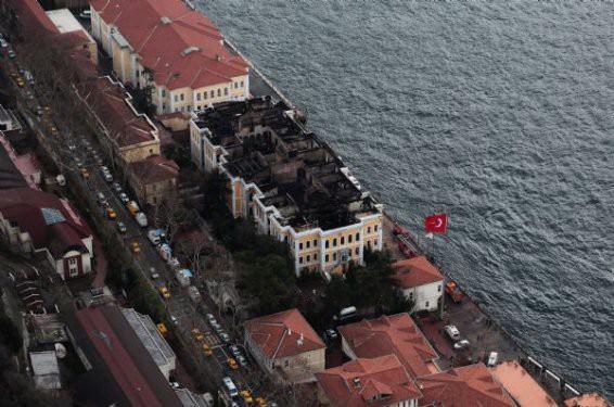 DHA kamerasının kaydettiği görüntülerde çatısı tamamen yok olan binanın alt katlarında da çok büyük hasarın olduğu görülüyor.