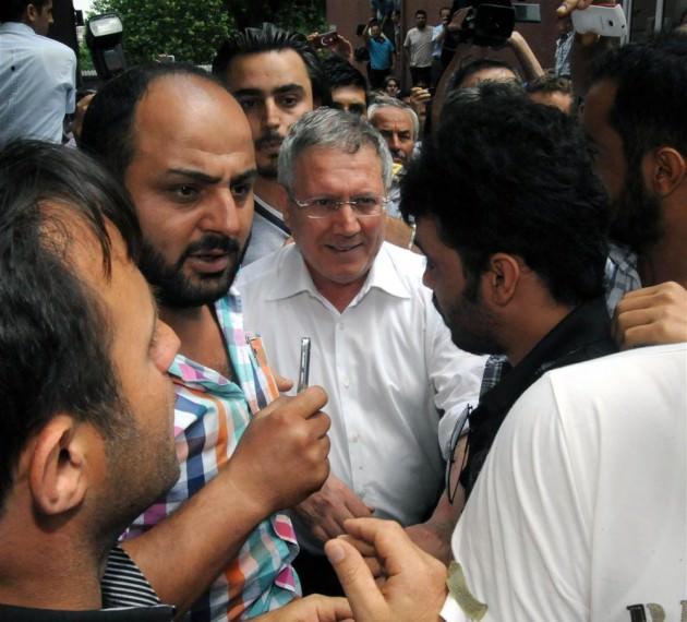 TANINMIŞ İSİMLER GÖZALTINDA: Fenerbahçe Başkanı Aziz Yıldırım olmak üzere Türk futbolunun birbirinden önemli isimleri gözaltınaydı. İlk dalgada 12 ilde gözaltına alınanlar arasında Şekip Mosturoğlu, Cemil Turhan, Serdal Adalı, Tayfur Havutçu, Mecnun Odyakmaz, Bülent Uygun, Ümit Karan, Mehmet Yıldız, Emenike, Korcan Çelikay, Sezer Öztürk, İbrahim Akın, İskender Alın gibi isimler de vardı.