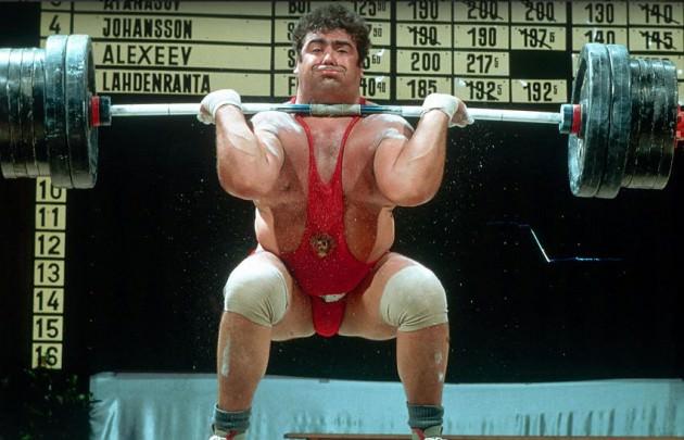    VASILY ALEXEYEV   Ocak 1969   Rus halterci Vasily Alexeyev, 1970 ve 1977 yılları arasında 80 dünya rekoru kırmıştı. Bu kaldırış da o rekorlarından birini getirdi.