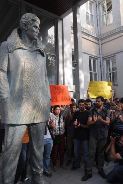 Fikir Kulüpleri Federasyonu (FKF) üyesi öğrenciler, geçtiğimiz 6 Mayıs'ta ölümünün 41'nci yılında anılan Deniz Gezmiş'in polyesterden yapılan heykelini Mimar Sinan Güzel Sanatlar Üniversitesi'nin Fındıklı'daki kampüsünün denize bakan kısmına dikmiş, aynı gece heykel okul yönetimi tarafından bir depoya kaldırılan heykel öğrencilere teslim edildi. Heykeli tekrar üniversitenin bahçesine dikmek isteyen öğrenciler, FKF'nin çağrısıyla, bugün saat 16.00 sıralarında, Fındıklı'daki Mimar Sinan Güzel Sanatlar Fakültesi önünde toplandı. Öğrencilere, aralarında Genco Erkal, Orhan Aydın, Soner Yalçın'ın da bulunduğu bir grup sanatçı, aydın ve gazeteci de destek oldu. Eylemde sık sık, "Deniz Gezmiş onurumuzdur", "Karanlığa karşı Deniz olunmalı" şeklinde sloganlar atan grup, ellerinde "Denizlere sözümüz aydınlık Türkiye" yazılı dövizler taşıdı.