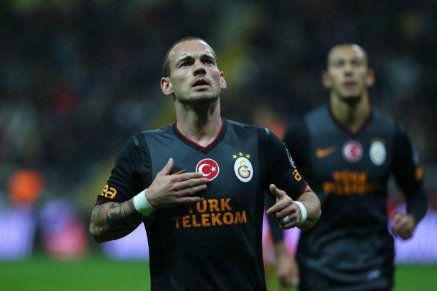 <p>10-KLASİK SNEIJDER...<br /><br />Galatasaray, Kopenhag ma&ccedil;ında iyi futbol oynayarak morallendi. Galatasaray i&ccedil;in olmazsa olmaz tipinde bir ma&ccedil;tı. Zordur bu tip ma&ccedil;ları kazanmak. &Ccedil;ok arzulu, &ccedil;ok tempolu ve istekli başladılar. Bug&uuml;n klasik Sneijder gol&uuml;yle &ouml;ne ge&ccedil;tiler. Daha sonra Sel&ccedil;uk'un getirdiği topta Chedjou ilk gol&uuml;n&uuml; attı.&nbsp;</p>