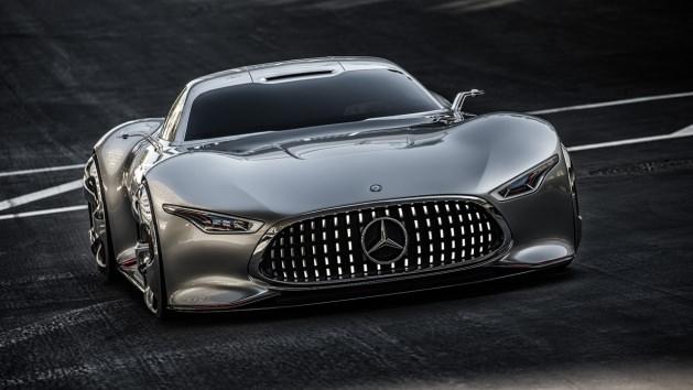 Yuvarlak hatlarıyla dikkat çeken otomobilde şişkin çamurluklar, dev jantlar, ince yapılı ve kameralı yan aynalar ve SLS AMG'de olduğu gibi yukarıya doğru açılan kapılar bulunuyor. Farklı renklere sahip ince yapılı aydınlatma grubu dev ön panjur üzerinde de parça parça devam ediyor.