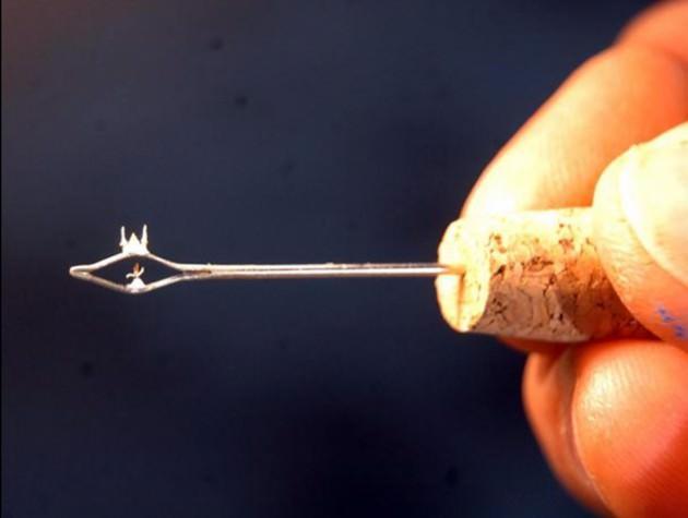 Mikroskobik heykel ustası Necati Korkmaz'ın yıllarını alan bu eserler &ccedil;ıplak g&ouml;zle g&ouml;r&uuml;lemiyor. B&uuml;y&uuml;te&ccedil;le bakıldığında ayrıntılarıyla şaşırtıyor...