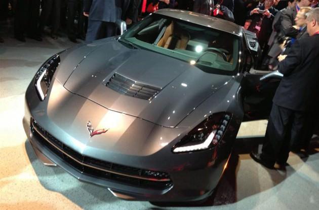 Corvette’in baş mühendisi Tadge Juechter şöyle dedi: “2014 Corvette en iyi hızlanmayı, en iyi viraj tutuşunu, en büyük pist kabiliyetini, en iyi fren performansını ve muhtemelen en iyi yakıt ekonomisini sunan standart Corvette olacak.”