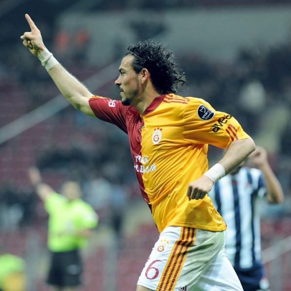 <p>Gözler artık yeni sezona çevrilmişti. Kadroda revizyona giden Galatasaray, ilk olarak aktif futbol hayatına nokta koyan Ayhan Akman ve sözleşmesi sona eren Servet Çetin ile yollarını ayırdı.</p>