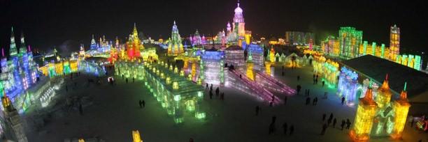 Çin'de gerçekleşen 'Jingyue Snow World Festival' adlı geleneksel kar festivalinde dev binalar inşa edildi. Binaların özelliği ise hepsinin kardan yapılması... 200 kilometrekarelik bir alanda gerçekleşen festival için onlarca sanatçı günlerce çalıştı. Heykeller, gece de ışıklandırılarak görsel bir şölen sunuyor.