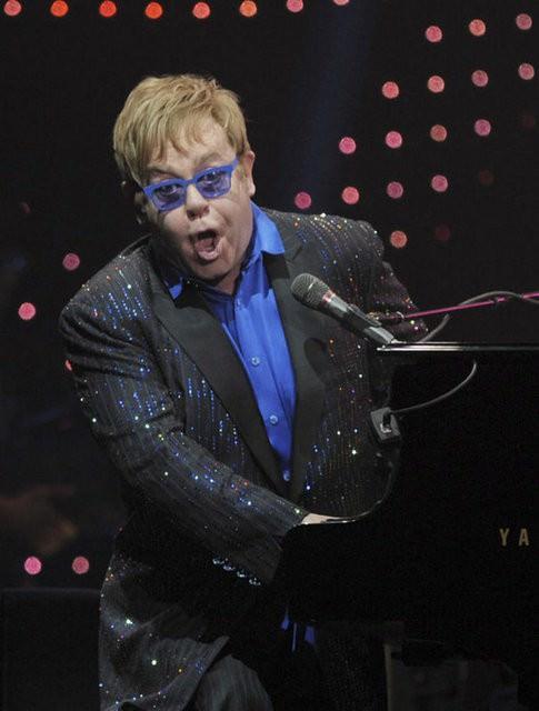 İngiltere'nin sembol yıldızlarından Elton John onlarca araba, gayrimenkul ve özelliklede 37 dönümlük arazi üzerindeki dev şatosunun faturasını ağır ödedi. 2002'de iflas açıkladığında aylık harcamaları 400 bin doları buluyordu.
