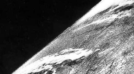 <p>Uzaydan ilk fotoğraf İkinci dünya savaşı sonrası Sputnik uydusu tarafından çekilen uzay fotoğrafı… Kaynak: Dünyanın ilk fotoğraf çekimleri fotoğraf tarihi fotoğraf belgeseli</p>