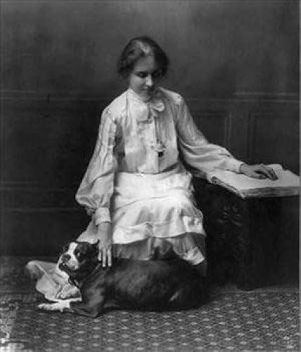 Helen Keller 1880-1968 Bebeklik yıllarında görme konuşma ve duyma yeteneğini kaybetmesine rağmen aldığı eğitim ile özürlülere yardım edecek bir çok yayın çıkaran pedagog.