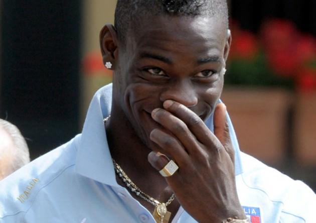 <p><strong>MARIO BALOTELLI</strong><br />
''Futbol mu daha güzel kızlar mı diye sorsalar hiç düşünmeden futbol derim ama biraz düşünürsem eğer kızlar derim. "</p>