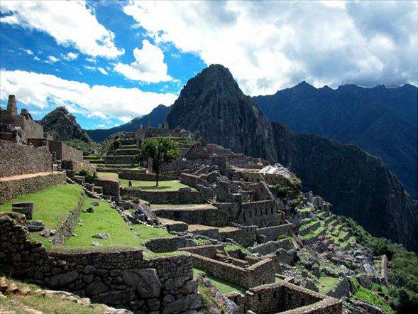 <p><strong>Machu Picchu – Peru</strong></p>
<p>And Dağları 'nın kollarından birinin zirvesinde, 2.360 m yükseklikte, Urubamba Vadisi üzerinde kurulmuş olan bu antik şehir, dünyanın en esrarengiz yerleşim yerlerinden biridir. Kuruluş amacı ve anlamı üzerine bilimsel bir ipucu bulunmamasından, sadece tahminler yapılabilmektedir.</p>