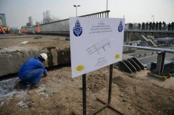 BASIN AÇIKLAMASINI ÇEKİLEN BETONUN ÜZERİNDE YAPTI İstanbul Büyükşehir Belediyesi Genel Sekreter Yardımcısı Abdurahman Uçak'ın da takip ettiği eski beton kütlenin çelik iskele üzerinde kaydırılarak yıkılması çalışmaları 15.00'de başladı