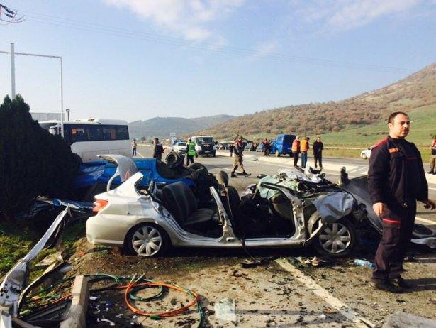 <p>Kontrolden çıkarak karşı şeride geçen otomobil ile İzmir yönüne gelen sürücüsünün kimliği belirsiz otomobil karşılıklı çarpıştı.</p>
