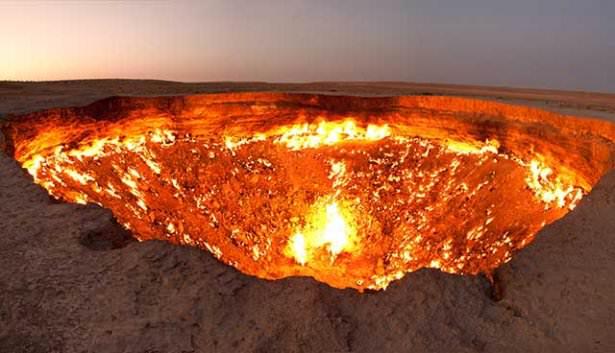 <p><strong>CEHENNEME AÇILAN KAPI-TÜRKMENİSTAN</strong><br />
Türkmenistan'ın Derveze bölgesindeki bu kuyu tam 43 yıldır aralıksız yanıyor. Sovyet döneminde bilim insanları, burada biriken doğalgazı yok etmek için ateşe verdi. Bilim insanlarının 1971'de yaktığı ateş hala söndürülemiyor. Yöre halkı burayı "Cehenneme açılan kapı" olarak adlandırıyor.</p>
