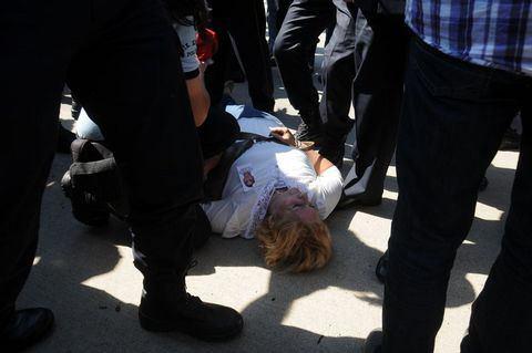 Bingöl'ün Karlıova ilçesinde Çevik Kuvvet Polislerini taşıyan servis minibüsünün geçişi esnasında yola döşenen mayının patlatılması esnasında hayatını kaybeden 8 polis memurundan biri olan Trabzonlu polis memuru Umut Yıldırım'ın naaşı Trabzon'a geldi. Havalimanında yapılan tören esnasında bir kadın Çevre ve Şehircilik Bakanı Erdoğan Bayraktar ve milletvekilinin yanında protokolde bulunanlara "Bu ülkeyi ne hale getirdiniz" diye bağırınca şehit yakınları tarafından darp edildi. Şehit yakınları "Bu provakatör" diye bağırarak kadını linç etmek istediler.