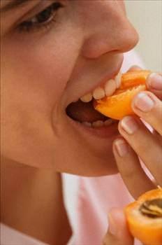 <p>- Kayısı çekirdeğinde bulunan Amigdalin yani Vitamin B17 ((Nitriloside), yani (Laetril) kanser önleyici etkilere sahiptir. En fazla acı kayısı çekirdeğinde vardır % 6 civarında.</p>