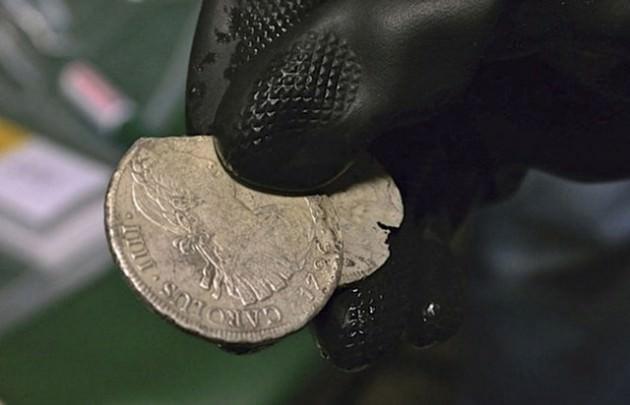 İspanya 5 yıl süren hukuk mücadelesini kazanmasının ardından, 500 milyon dolarlık definesine kavuşuyor. Amerikan şirketi tarafından Portekiz kıyılarında bulunan 17 ton ağırlığındaki gümüş ve altın sikkeler, Amerika'dan İspanya'ya götürülüyor.