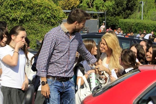 Pique ile yaklaşık 3 yıldır birlikte olan Shakira'nın hamile olduğu ve bu ilişkiden bir bebek sahibi olmak üzere olduğu biliniyor.