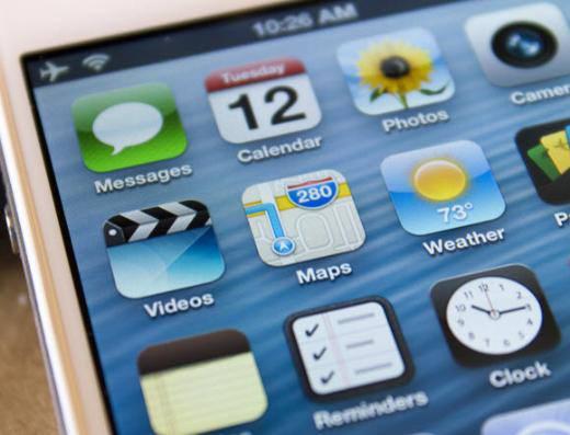 Güncellemeyle birlikte gelen özelliklere geçmeden önce bu noktalara mutlaka dikkat edin: -Öncelikle bu güncelleme, iPhone 3GS, iPhone 4 ve 4S, iPhone 5, iPod Touch (4 ve 5. jenerasyon), iPad 2 ve Yeni iPad'i destekleyecek. - Cihazınızın iOS 5 ve üstü sürümleri kullanması gerekiyor. Aksi taktirde iOS 6'yı kullanamazsınız.- iTunes 10.7 sürümünün de bilgisayarınızda bulunması gerekiyor.- Güncelleme cihaz veya iTunes üzerinden yapılabiliyor. - Cihazınızda bulunan bilgilerinizi herhangi bir aksilik olma ihtimalini göz önünde bulundurarak mutlaka yedekleyin. - Şarjınızın çok az olmamasına dikkat edin. Güncelleme esnasında cihazın kapanması sorunlara yol açabilir. - iOS 6'ya yükseltilen bir cihaz, bir önceki sürüm iOS'a geri döndürülemez. İşte iOS 6 ve özellikleri...