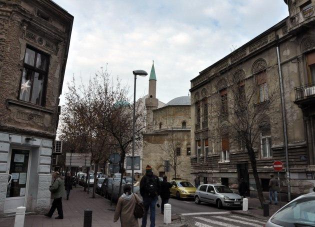 <p>1575 yılı civarında Osmanlı Devleti tarafından yapılan Bayraklı Camii adını o dönemde minaresine asılan bayraktan alıyor. O yıllarda ezanlar sesle okunamadığı için minareye bayrak asılmış. </p>
