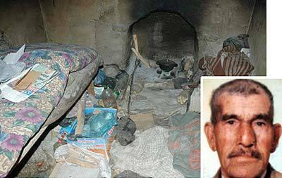 <p>Mehmet Sarıoğlu Denizli&rsquo;nin Sarayk&ouml;y il&ccedil;esine bağlı Tırkaz k&ouml;y&uuml;nde yaşayan Mehmet Sarıoğlu, bundan 40 yıl &ouml;nce bir Milli Piyango biletinden b&uuml;y&uuml;k ikramiyi kazanmış. Bir anda zengin olan Sarıoğlu, hi&ccedil; evlenmemiş, k&ouml;y&uuml;nde kendisine g&uuml;zel bir ev yaptırmış. Zamanla parası kalmayınca komşuları ona bakmaya başlamış. Devletten aldığı yaşlılık maaşıyla ge&ccedil;imini s&uuml;rd&uuml;ren Sarıoğlu&rsquo;nun evi yanınca k&ouml;yl&uuml;ler aralarında topladıkları parayla evini tamir ettirmişler. 40 yıl &ouml;nce b&uuml;y&uuml;k ikramiyeyi kazanan Sarıoğlu barakasında donarak &ouml;lm&uuml;ş. Bir zamanların b&uuml;y&uuml;k ikramiye talihlisinin başını koyduğu yastığının altından ise eski piyango biletleri ve listesi &ccedil;ıktı.</p>