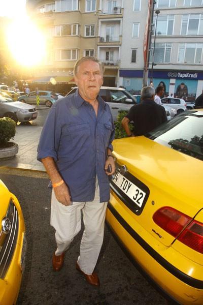 <p>Aksoy, fotoğrafları &ccedil;ekildikten sonra bir taksiciyle pazarlığa girdi.</p>