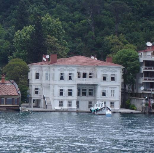 PRENSES RUKİYE YALISI Yalı, eşinin ailesi tarafından yüz görümlüğü olarak son Mısır Hıdivi Abbas Hilmi Paşa’nın kızı Prenses Rukiye’ye hediye edilmiş. XIX. yüzyılın sonlarında yapılmış olan bina, bir zamanlar en büyük yalılardan biriymiş. Arkasında Mihrabad Korusu bulunan yalıyı Türkiye Jokey Kulübü’nün ünlü isimlerinden Özdemir Atman 1957 yılında satın almış.