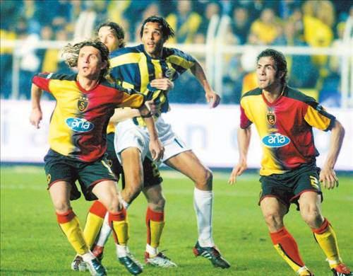 Fener tribünleri maç öncesinde sarı kırmızı tabutu elleri üzerinde, cenaze marşı eşliğinde gezdirmişti: bu şamatanın yeriniyse 48. dakikada Galatasaraylılar'ın "Tabelaya bakalım, göbek atalım" tezahüratı almıştı. Kimsenin cenazesi kalkmadı, kimse göbek atmadı ama Fenerbahçe son iki haftaya Trabzonspor'un iki puan önünde girmenin ve ezeli rakibine yenilmemenin mutluluğunu yaşadı.