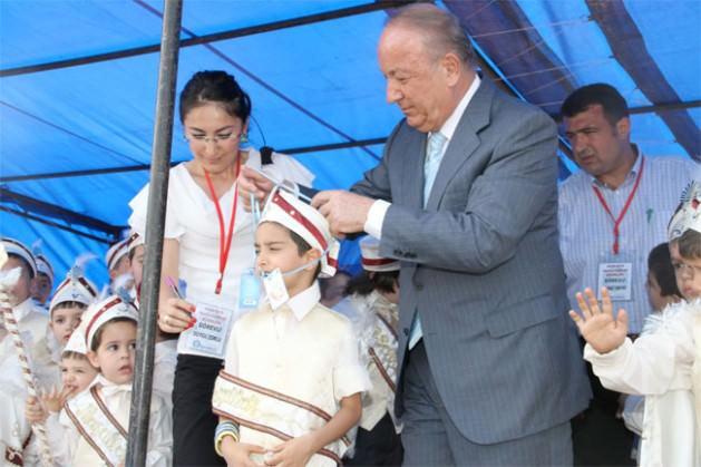 Bakırköy’deki 5 özel hastanede sağlıklı ve hijyenik şartlarda sünnetleri yapılan, sünnet kıyafetleri dağıtılan, cesaret sertifikalarını alan ve Eyüp Sultan Camii’ni ziyaret eden sünnet çocukları Carousel’in ana sponsorluğunda gerçekleştirilen şenlikte unutamayacakları bir gün yaşadılar.